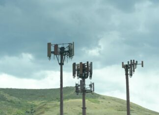 How Does Mobile Broadband Compare to Traditional Broadband? Traditional phone line towers