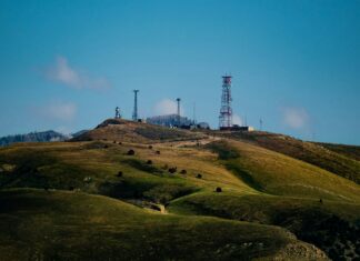 How Does Mobile Broadband Coverage Vary Across Different Regions? Phone towers