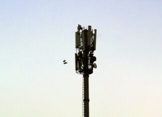 What Are the Key Differences Between 4G and 5G Mobile Broadband? Mobile tower