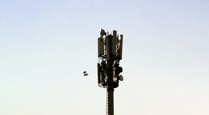 What Are the Key Differences Between 4G and 5G Mobile Broadband? Mobile tower
