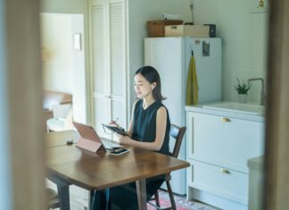 Can Mobile Broadband Support Remote Work and Telecommuting? Women working from home