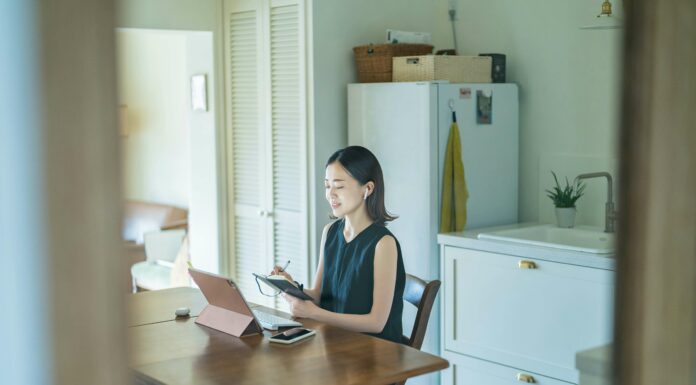 Can Mobile Broadband Support Remote Work and Telecommuting? Women working from home
