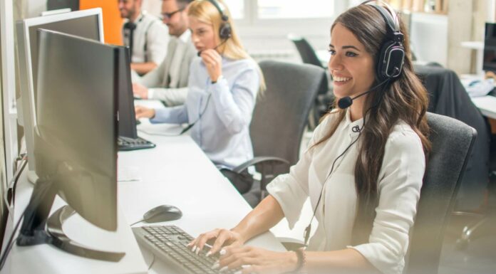How Does VoIP Impact Call Centre Operations? Customer Services Employee