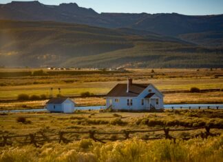 What Are the Benefits of Mobile Broadband for Rural Communities? Rural country house