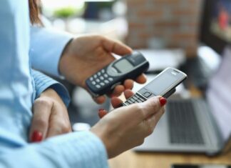 Why Are People Switching To Dumbphones? People Using Dumbphones