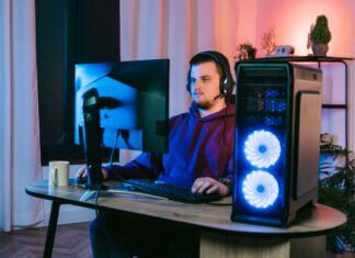 What is the Disadvantage of Full Fibre? A man sitting at his desk in front of his screen with a headset on