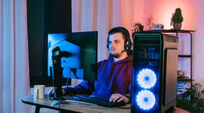 What is the Disadvantage of Full Fibre? A man sitting at his desk in front of his screen with a headset on