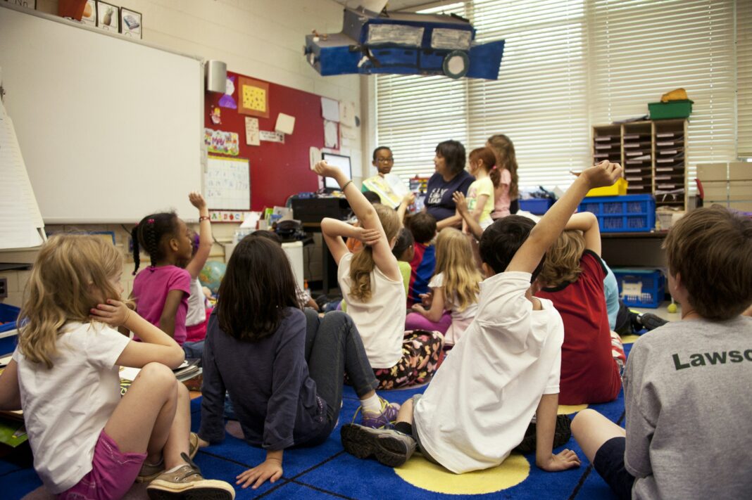 How VoIP Improve Administrative Efficiency in Schools teacher-with-a-classroom-full-of-children