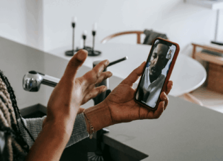 How To Choose The Right Mobile Broadband For Your Needs Woman-using-mobile