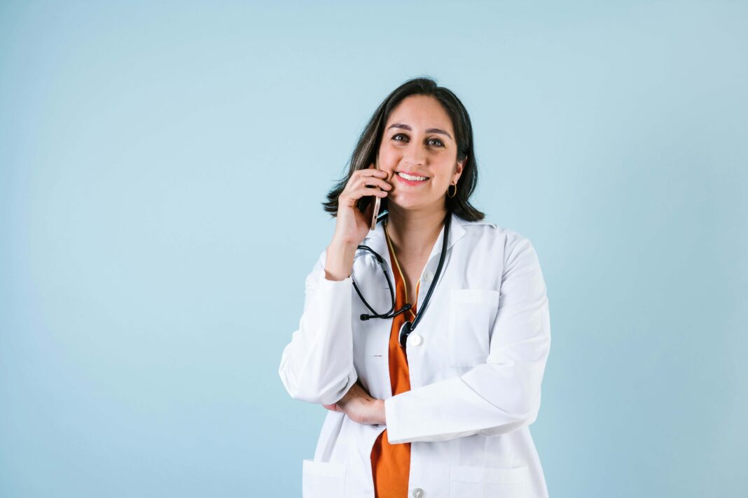 voip-makes-it-easy-for-mental-health-proffesionals-to-connect-with-patients healthcare professional using voip mobile phone service