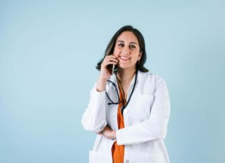 VoIP in UK Mental Health Services: Enhancing Accessibility healthcare professional using voip mobile phone service