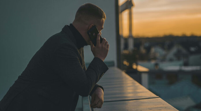 VoIP for Architects: Enhancing Project Communication architect-is-able-to-make-voip-calls-on-the-move