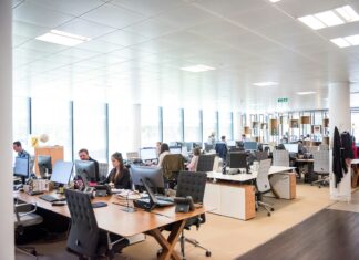 Tips for Managing VoIP Call Volume During Peak Business Hours business-using-voip-for-high-call-volumes
