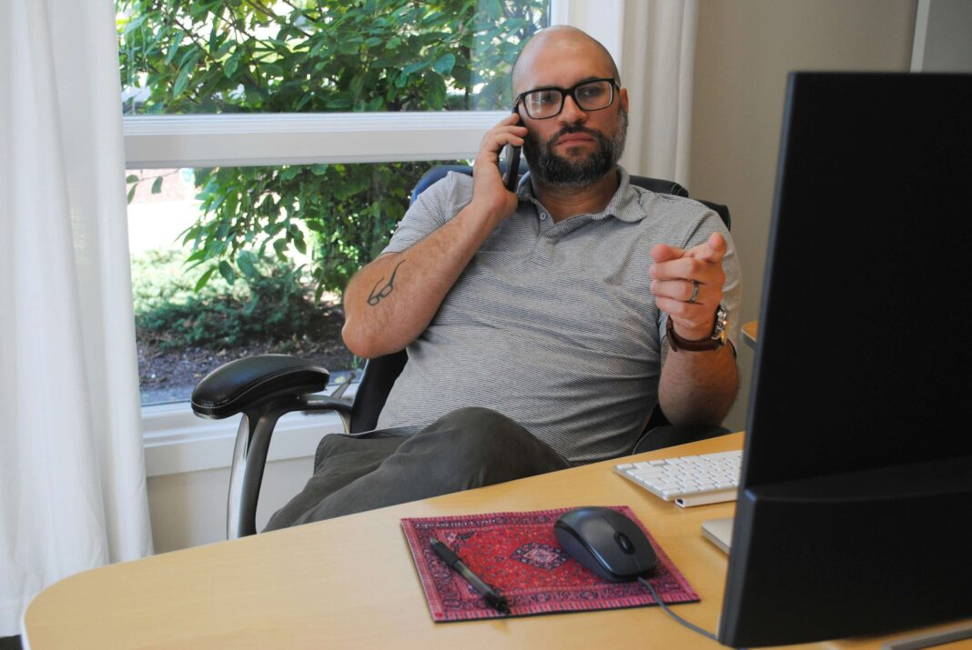 man-providing-it-support-via-voip man-providing-it-support-via-voip