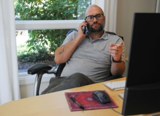 VoIP for IT Support Companies: Reducing Call Wait Times man-providing-it-support-via-voip
