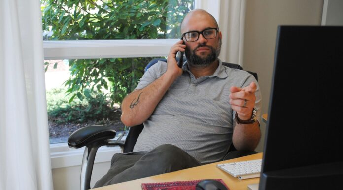 VoIP for IT Support Companies: Reducing Call Wait Times man-providing-it-support-via-voip