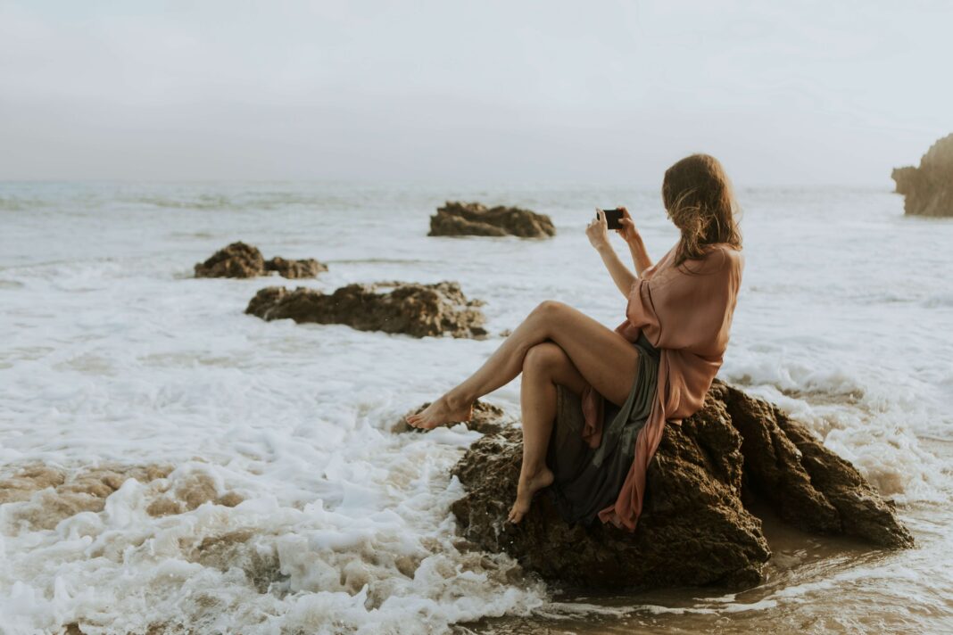 woman using her esim to share holiday photos