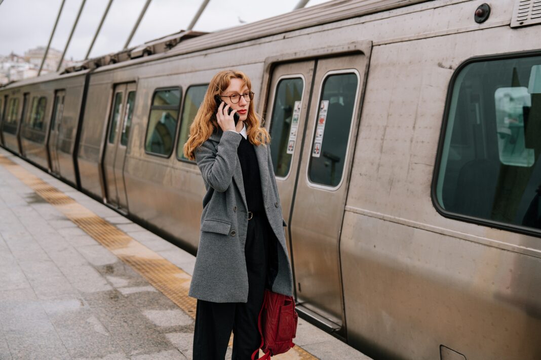 woman-using-public-wifi