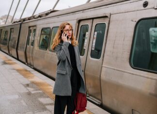 Mobile Broadband vs Public Wi-Fi woman-using-public-wifi