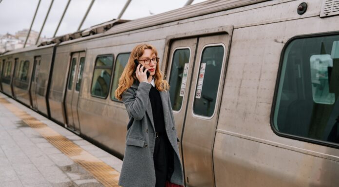 Mobile Broadband vs Public Wi-Fi woman-using-public-wifi