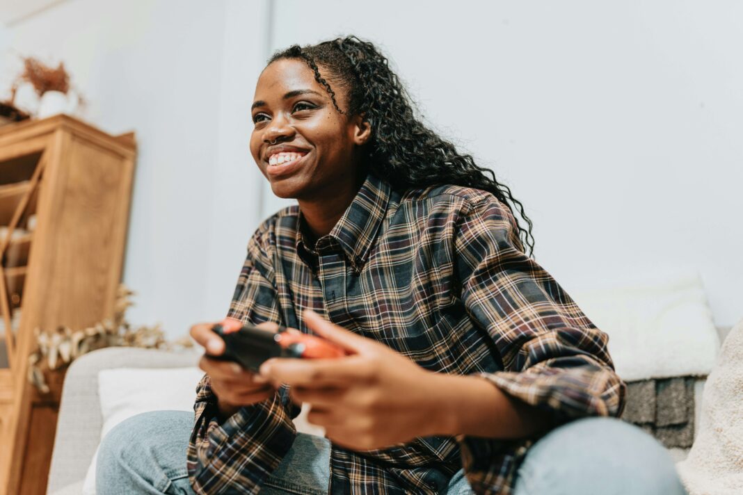 woman-using-standard-fibre-for-gaming