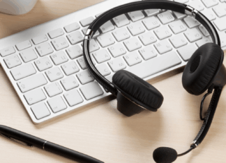 Experts Share: VoIP As The Backbone Of Cloud-Based Businesses VoIP-headset