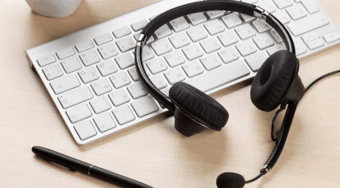 Experts Share: VoIP As The Backbone Of Cloud-Based Businesses VoIP-headset