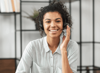 Experts Share: VoIP As An Alternative To Traditional Telecommunication Woman-using-headset