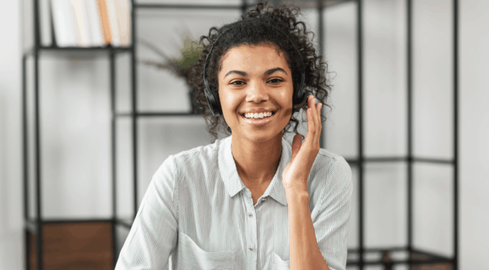 Experts Share: VoIP As An Alternative To Traditional Telecommunication Woman-using-headset