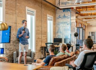 Why Startups Are Choosing Cloud Phone Systems from Day One startup-company-choosing-cloud-phone-systems