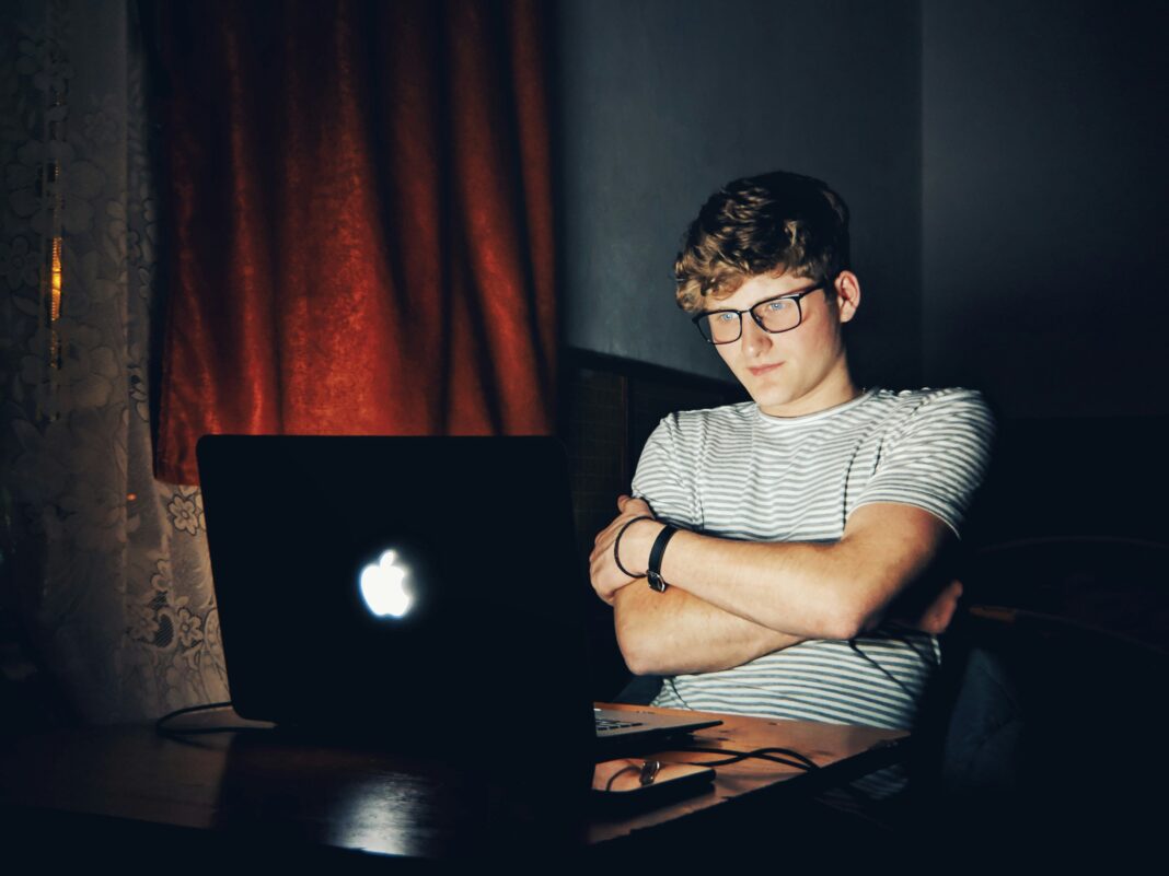 Why Peak Times Slow Down Mobile Broadband