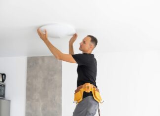 How Plumbers and Electricians Use VoIP for Quoting and Scheduling electrician working