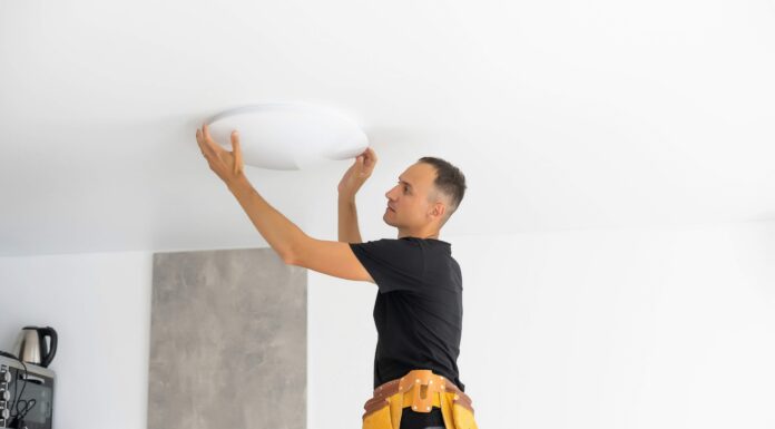 How Plumbers and Electricians Use VoIP for Quoting and Scheduling electrician working