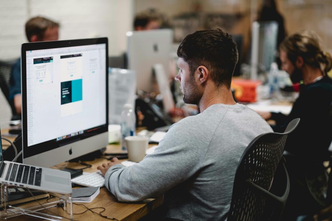 startup-workplace-working-online