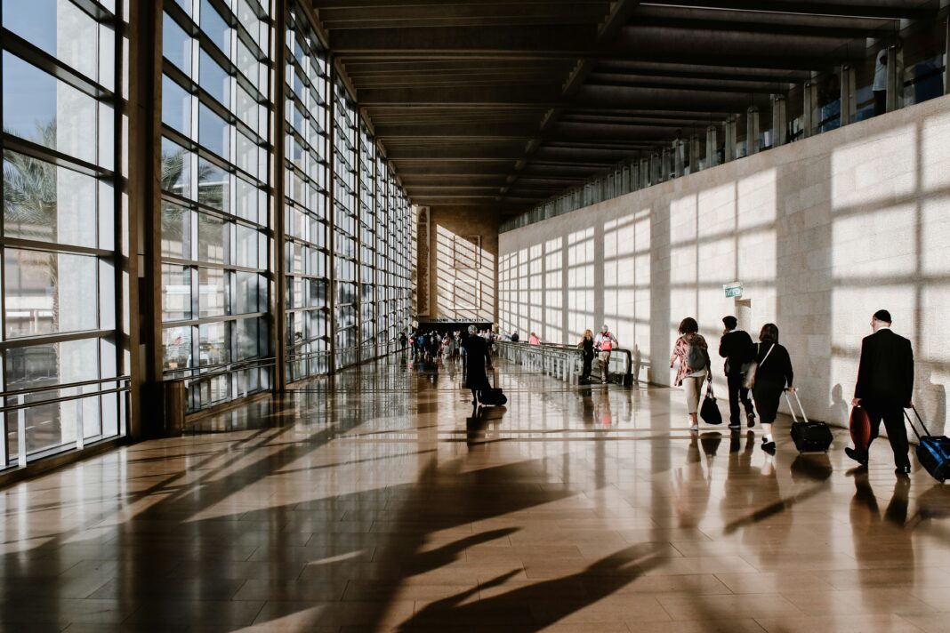 travellers-in-airport-using-esim