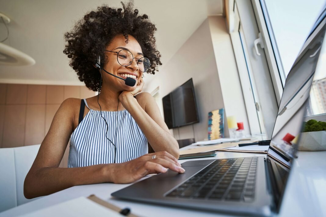 can-decentralised-voip-replace-traditional-cloud-systems working-with-headset-smiling-girl