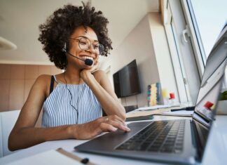 Can Decentralised VoIP Replace Traditional Cloud Systems? working-with-headset-smiling-girl