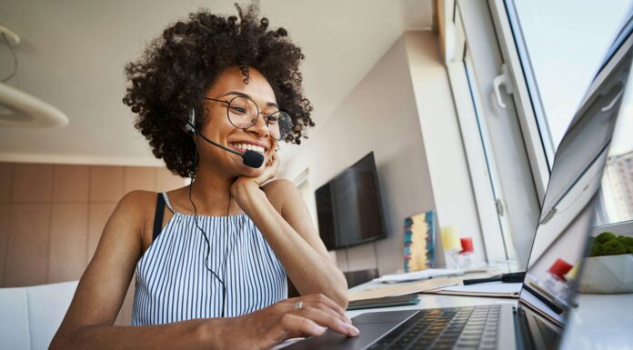 Can Decentralised VoIP Replace Traditional Cloud Systems? working-with-headset-smiling-girl