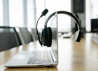 Top 9 VoIP Features For E-Commerce Businesses voip-for-work-with-headset