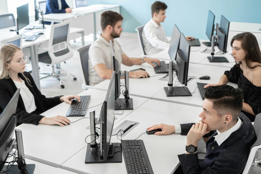5 VoIP Features That Improve Team Collaboration 5-voip-features-that-improve-team-collaboration