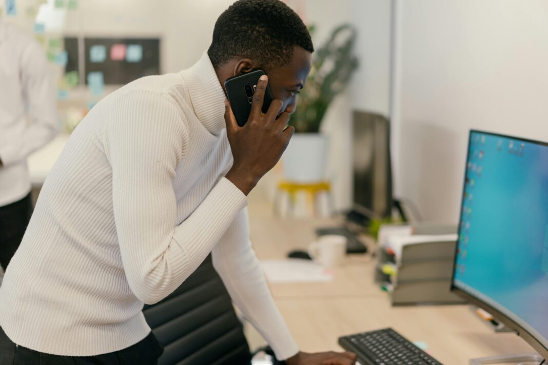 using-voip-phone-in-office