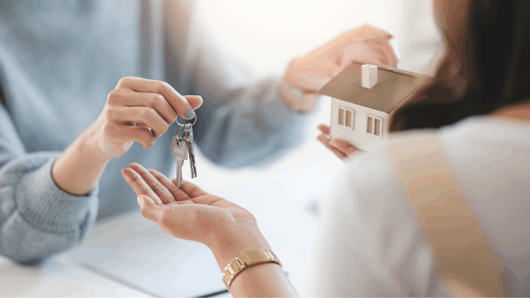 realestate-handing-over-keys