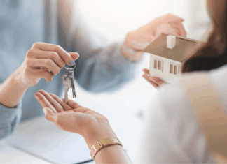 Experts Share: How VoIP Is Transforming Real Estate And Property Management Communication realestate-handing-over-keys