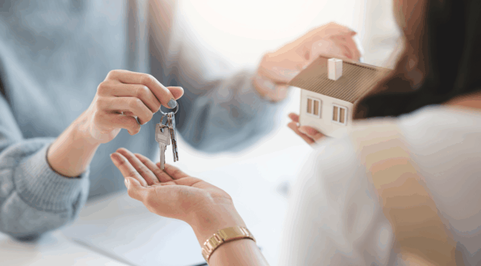 Experts Share: How VoIP Is Transforming Real Estate And Property Management Communication realestate-handing-over-keys